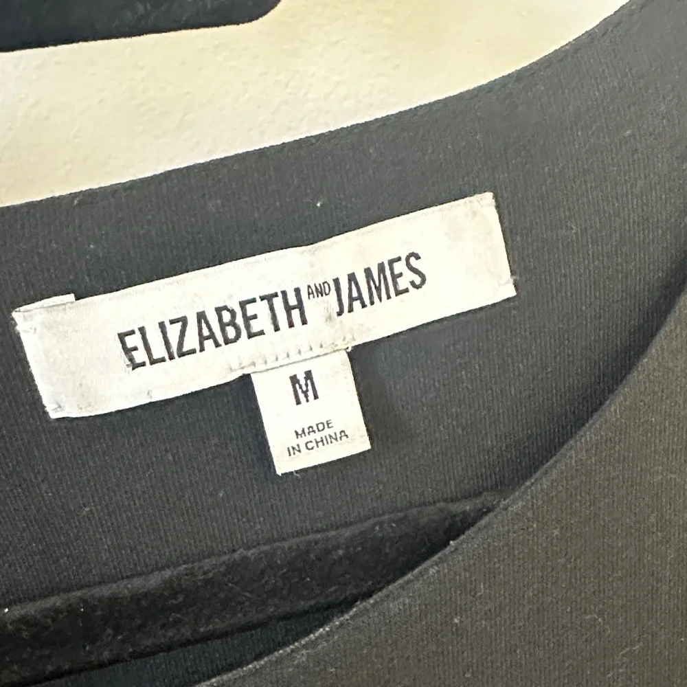 Elizabeth and James hi-low silk Black Short Sleeve Women's Top - Picture 3 of 6